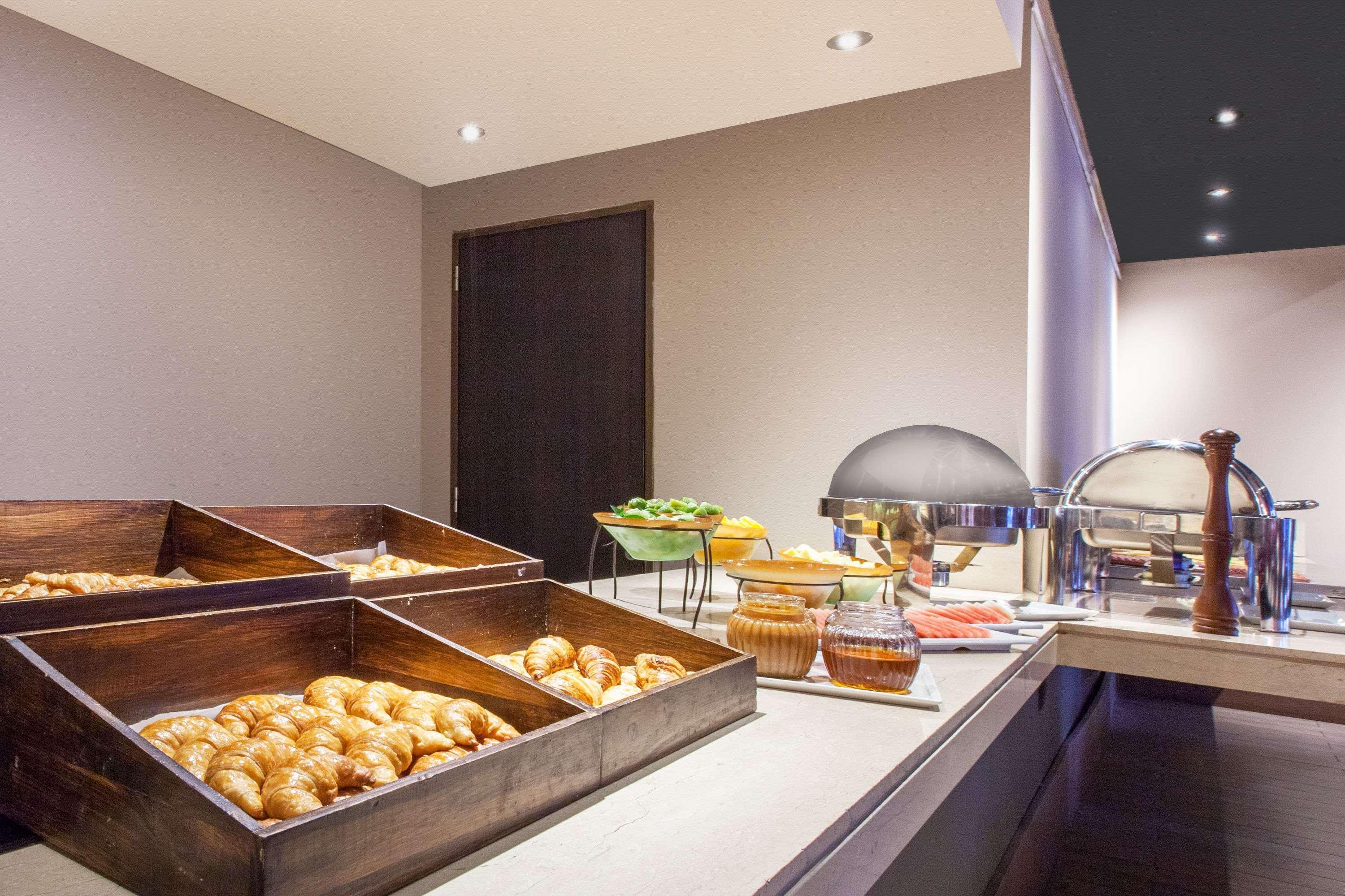 Wyndham Nordelta Tigre - Buenos Aires Hotel Kültér fotó A buffet at a hotel