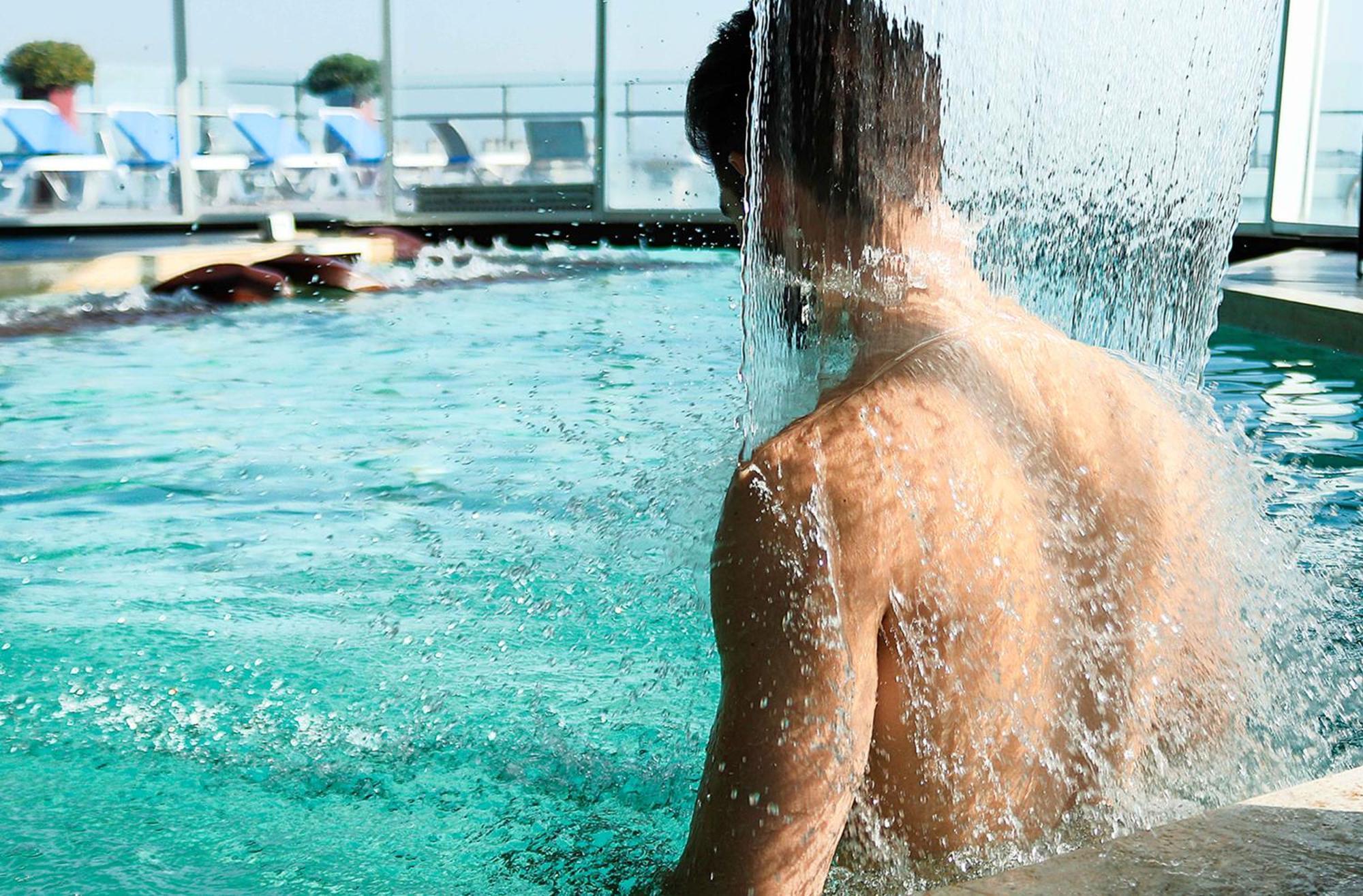 Wyndham Nordelta Tigre - Buenos Aires Hotel Kültér fotó A man in a swimming pool
